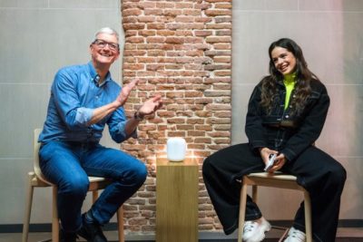 Tim Cook and Rosalía Vila discuss music in Madrid.