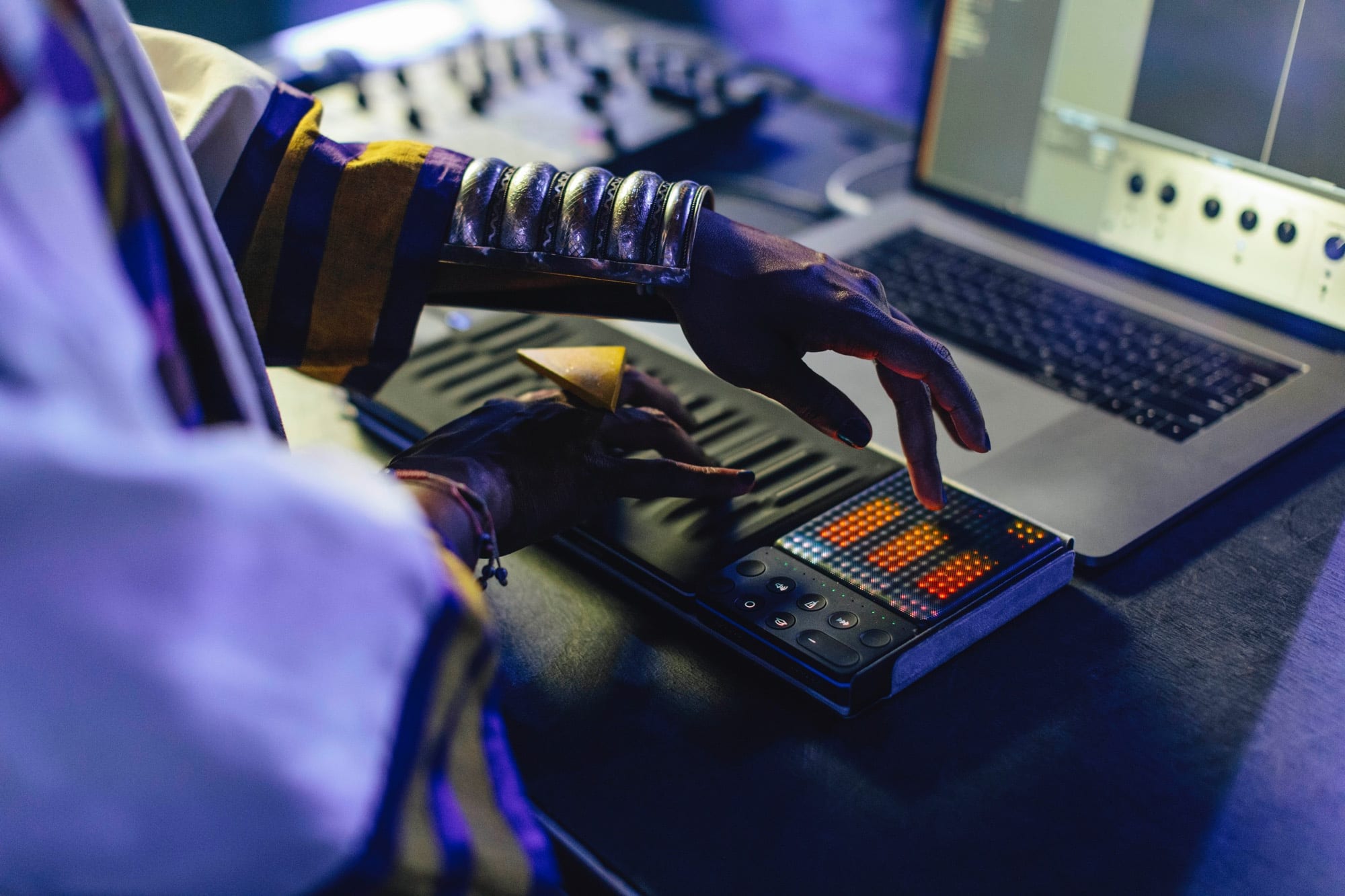 Even aliens can enjoy touch control.