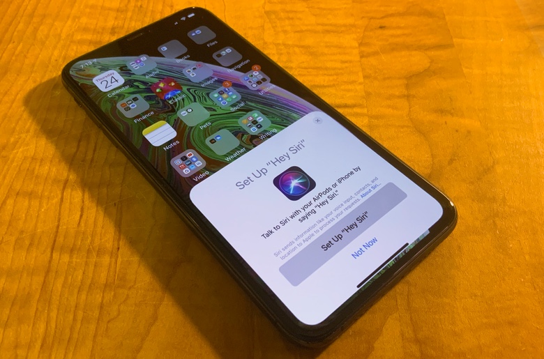iOS 12.2 makes it clear you’ll be able to set up AirPods with “Hey Siri.”
