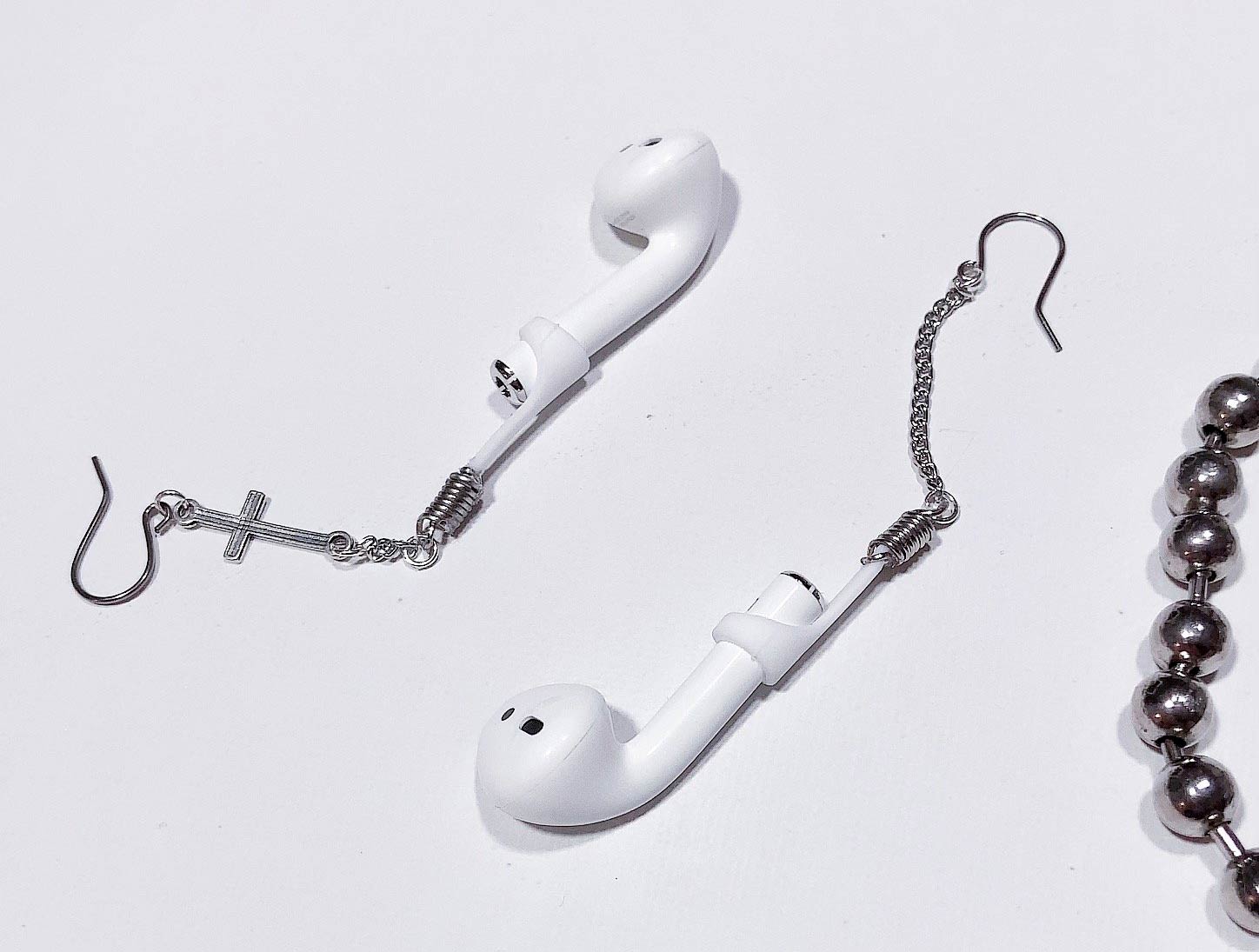 Пиликают наушники. Цепочка для наушников Apple Earpods. Сережки для наушников Эппл. Ear Hook для наушников для Xiaomi. Наушники-серьги Nova h1.
