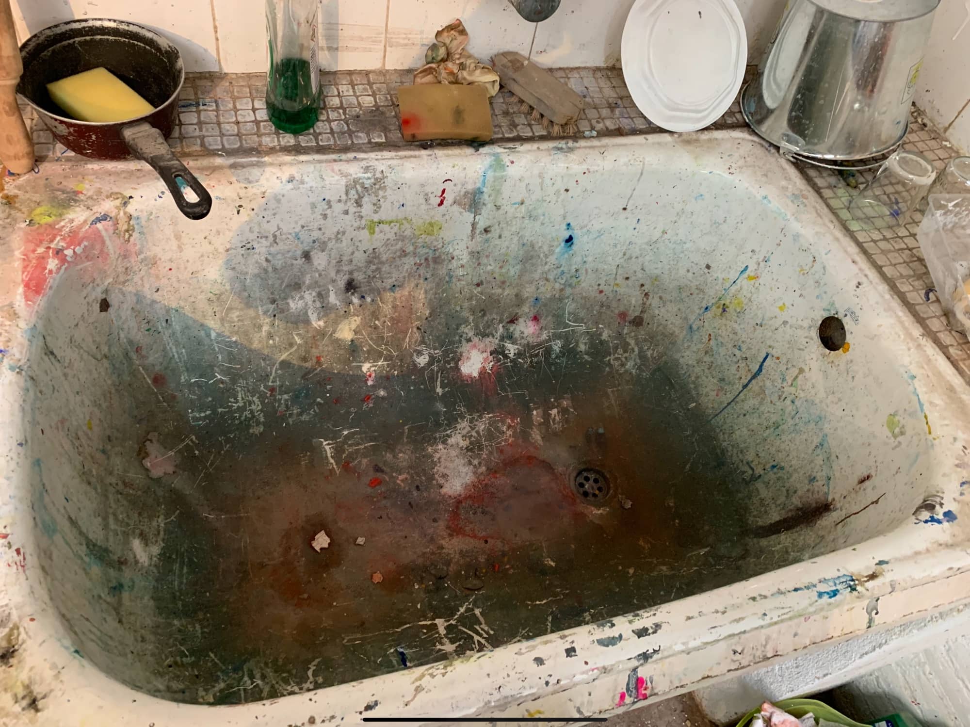 This painter’s sink could be a little punchier.