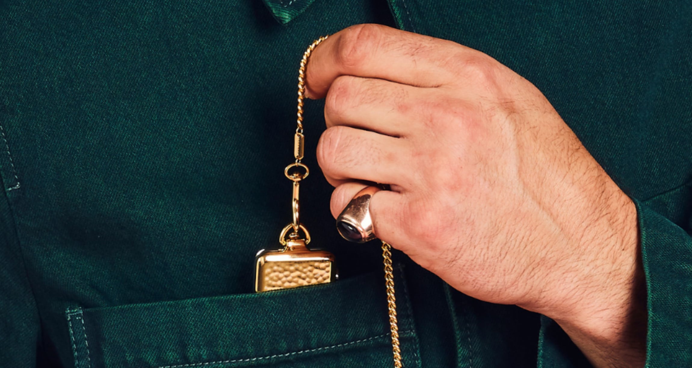 Stunt like a straight-up BO$$ with this gold-plated version: Bucardo's Hammered pocket watch in gold.