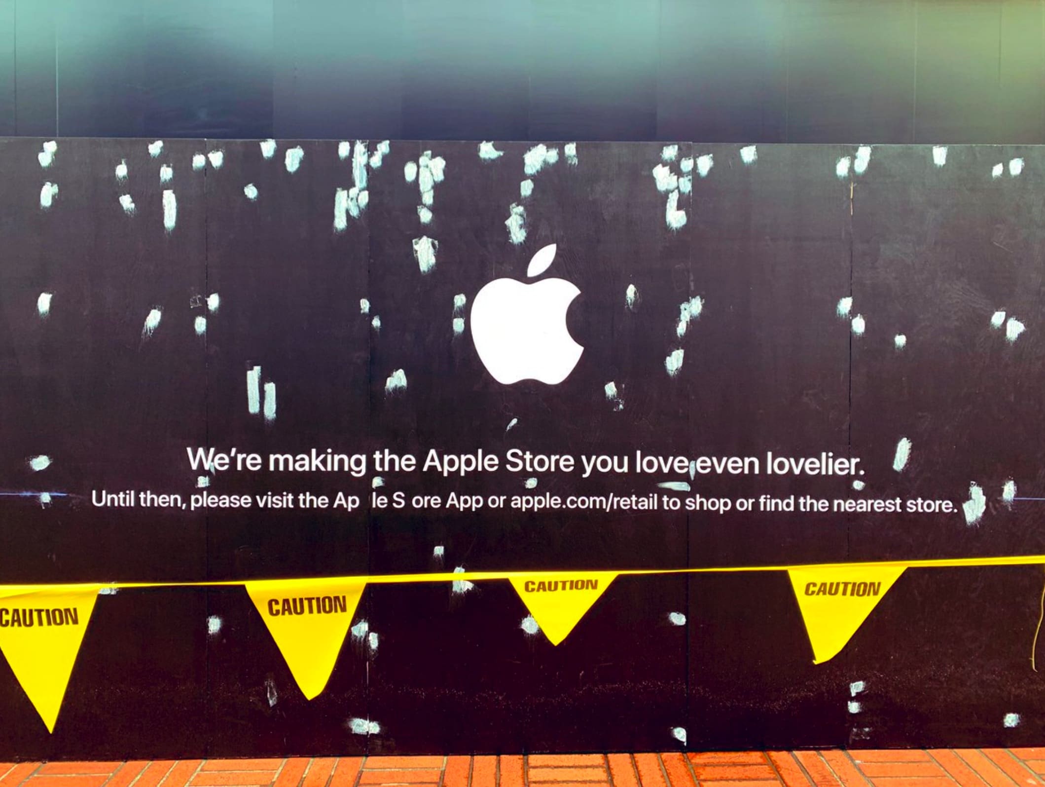 Apple Store barricade 1
