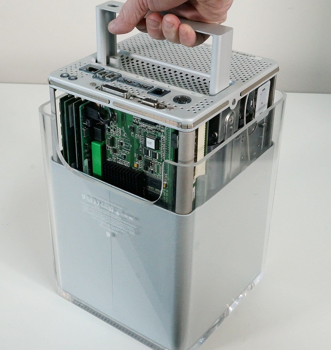 As with the new 2019 Mac Pro design, the guts of Apple Power Mac G4 Cube were easy to access.