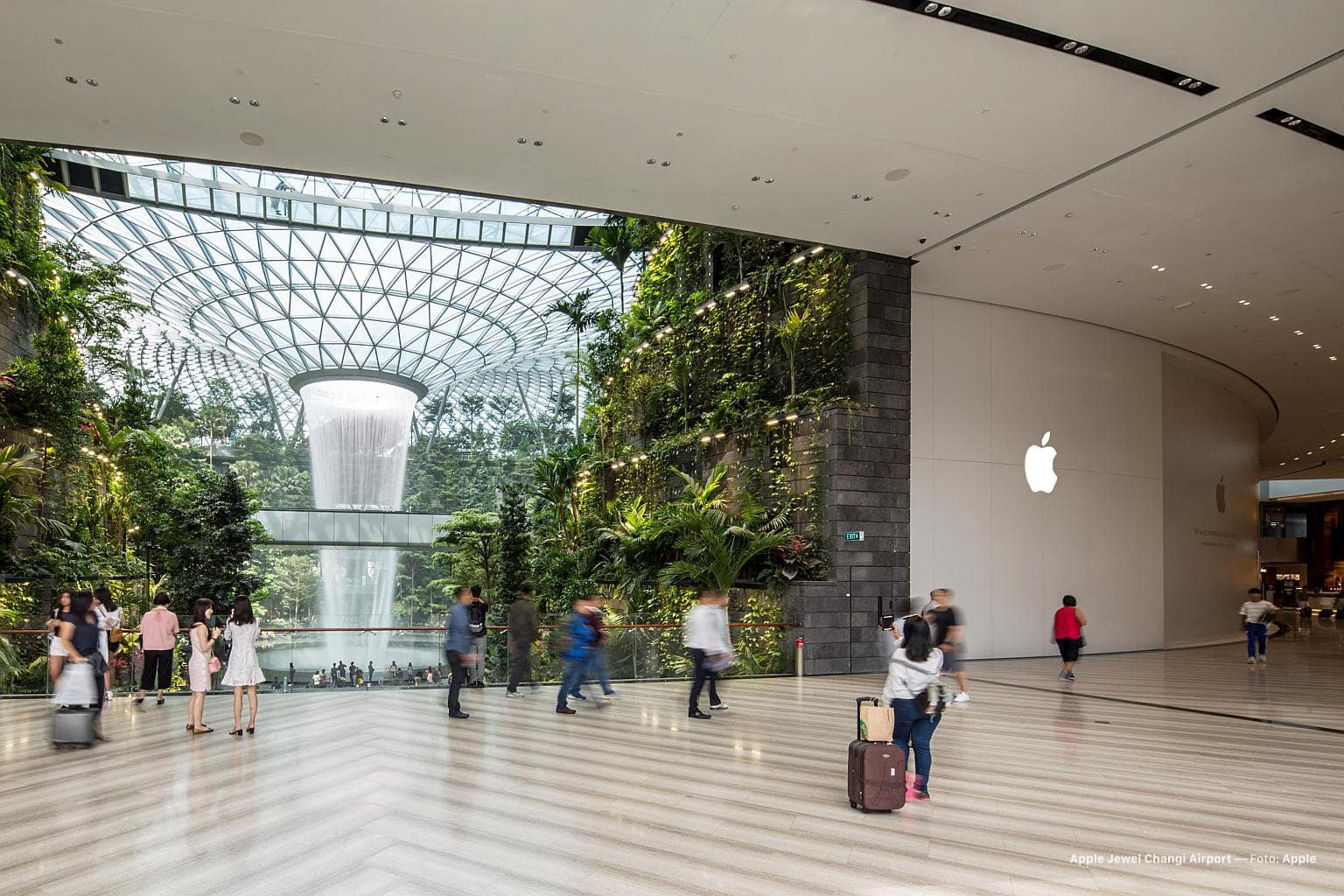 Apple's new Singapore store isn't going to be short of possible customers.