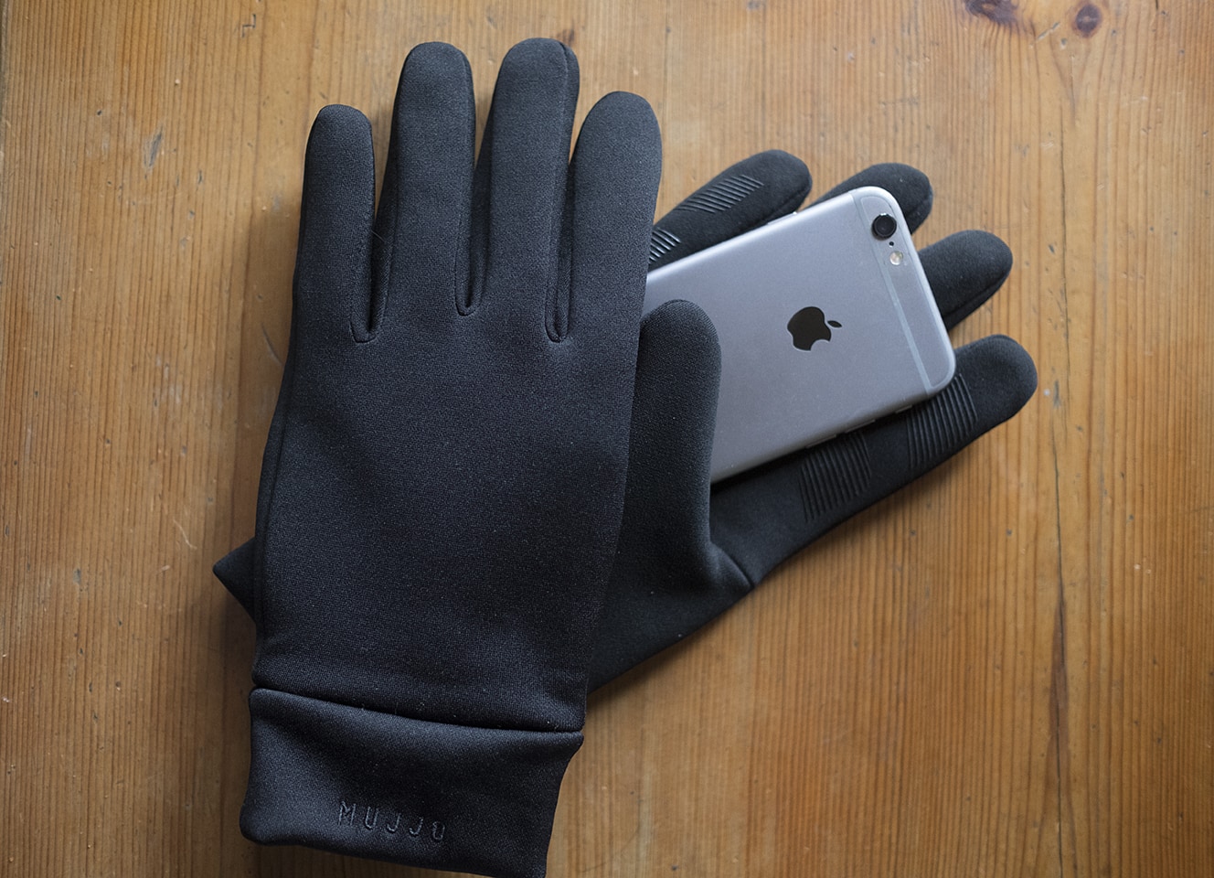 Mujjo touchscreen gloves with iPhone