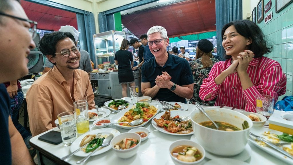 Tim Cook’s tasty street food odyssey continues in Thailand