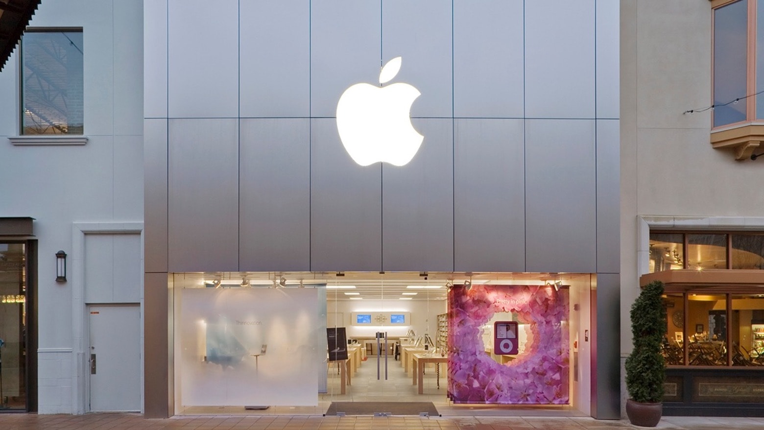 Эпл стор цена. Apple Store 2007. Apple Store iphone. Apple iphone магазин. Мазин Apple.