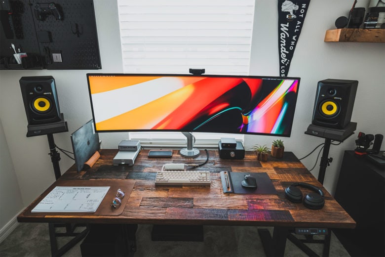 Who says a MacBook-centered setup can't be epic?