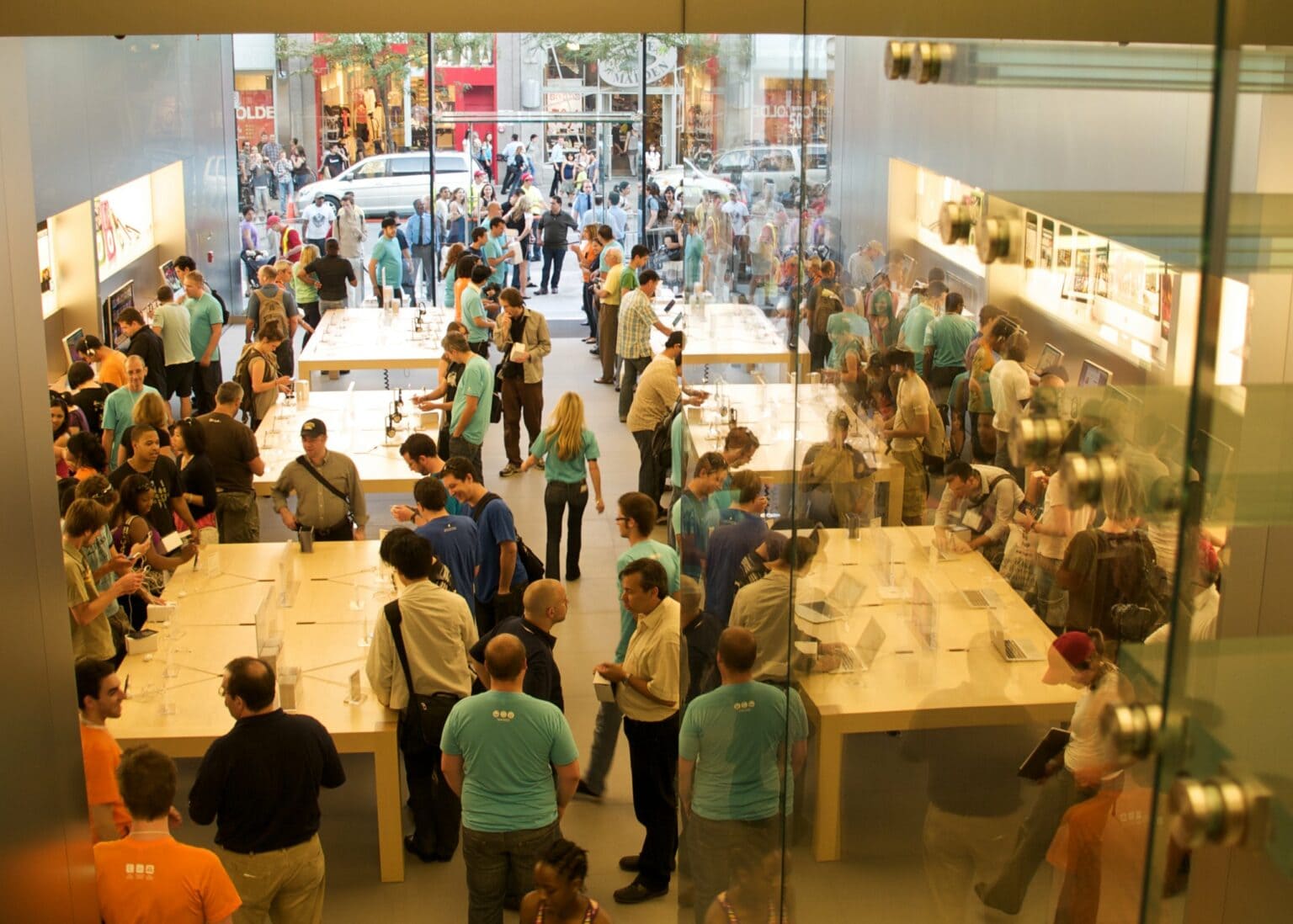 Apple Sainte-Catherine closes due to COVID-19. Here's the store during happier, less socially distanced times.