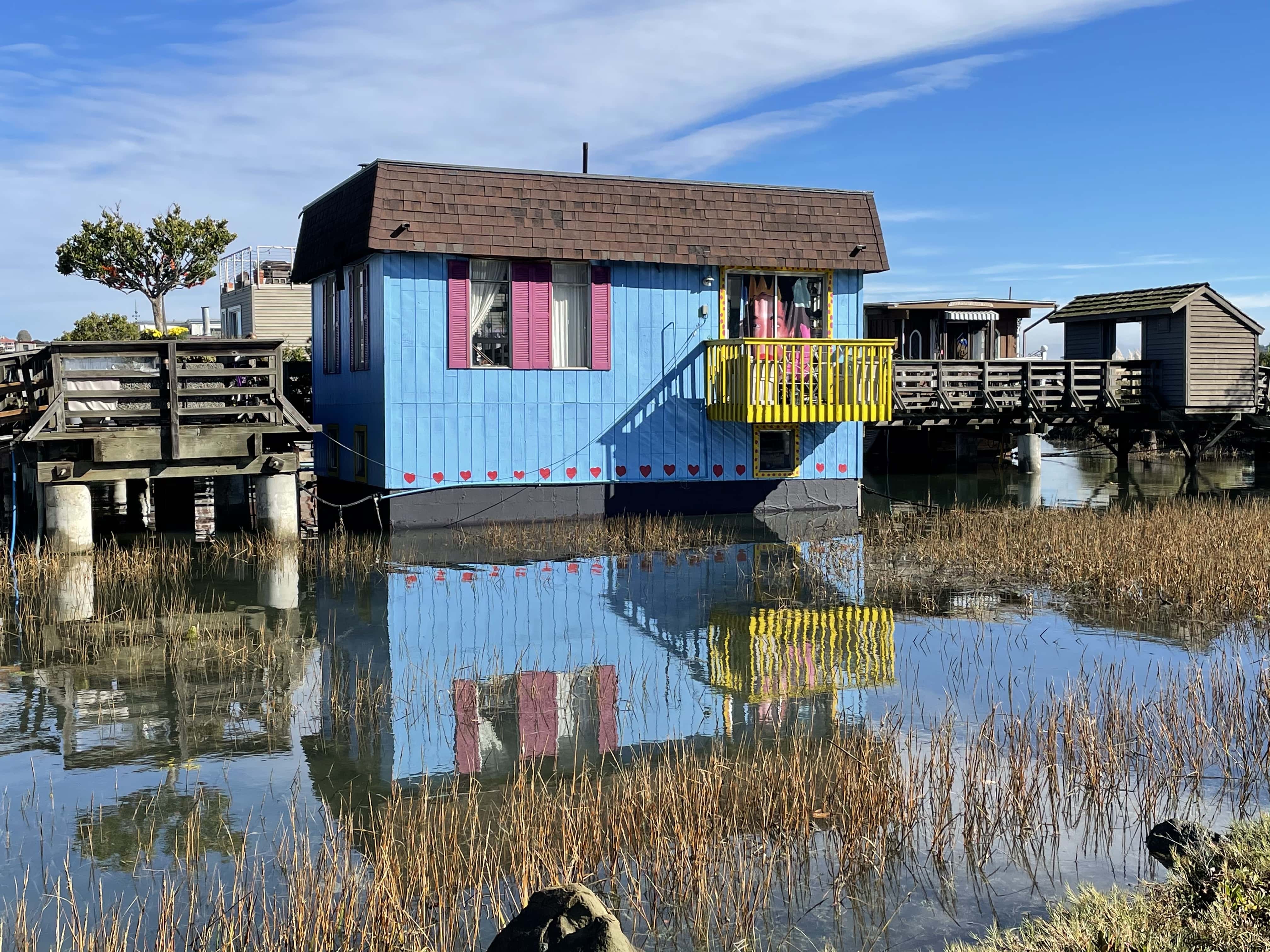 iPhone 12 mini sample photo: The colors and details of this houseboat look true to life.