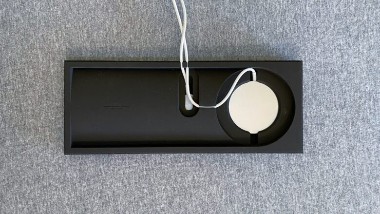 There are guides in the Elago Charging Tray Duo to handle the cables.