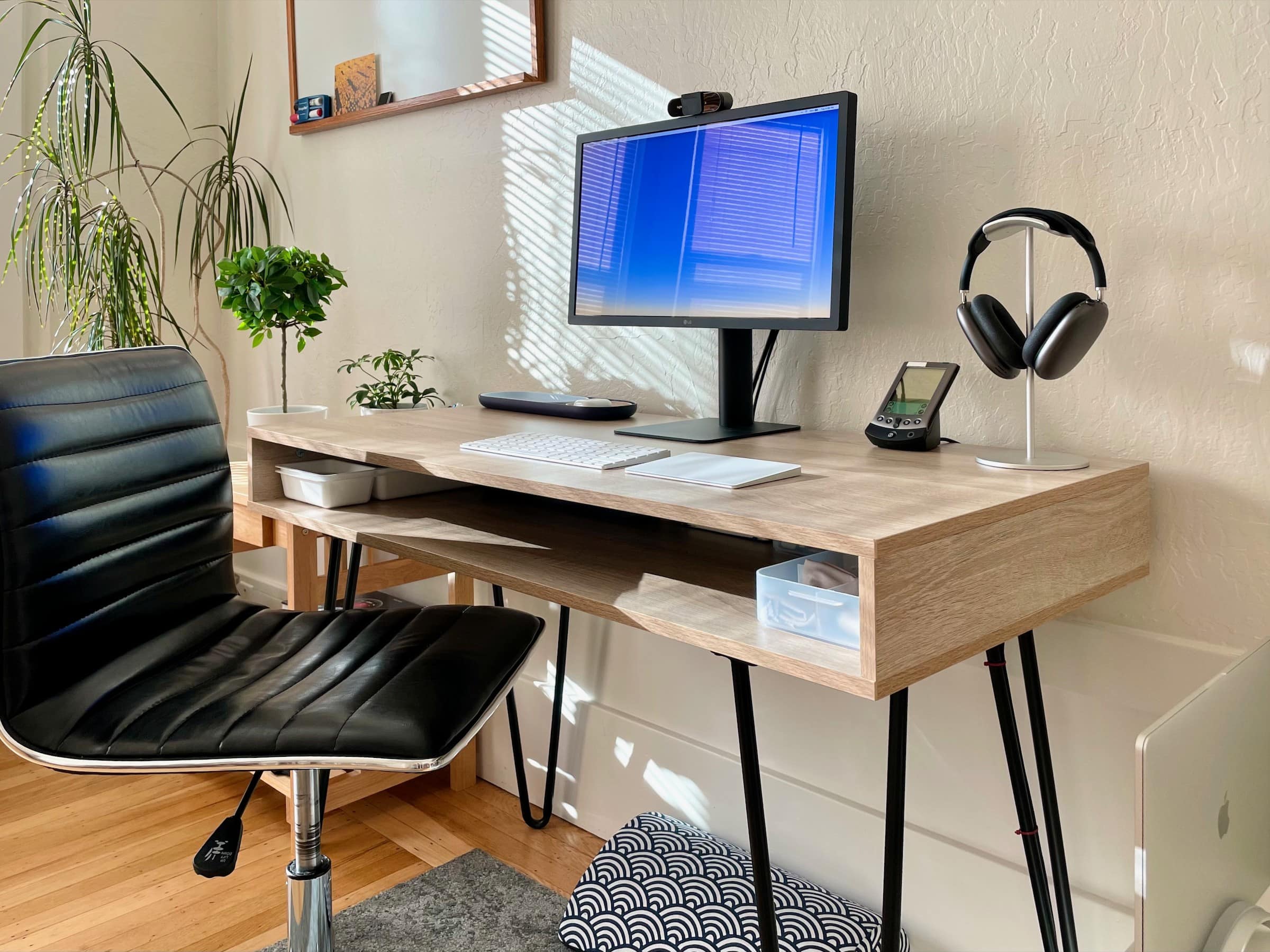 AirPods Max and Pro stand in for speakers in this setup, which uses a Palm Vx as a desk clock.