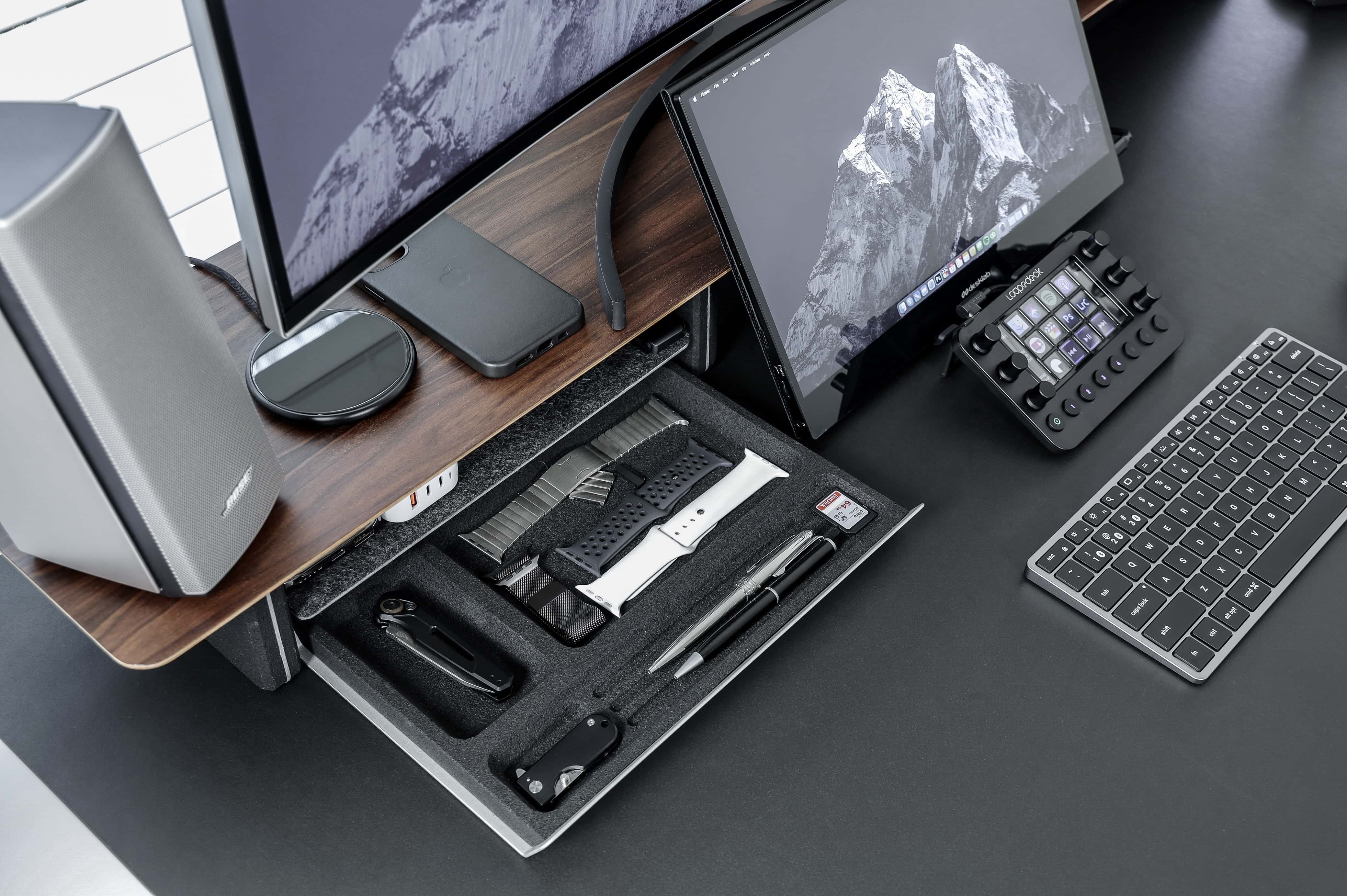 A desk tray and a disk charger help to keep things nice and neat.