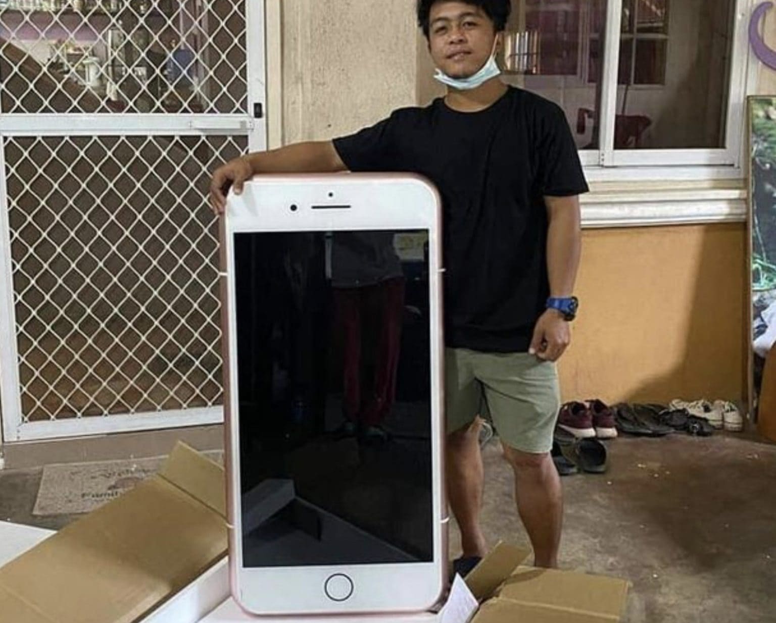 iPhone table man