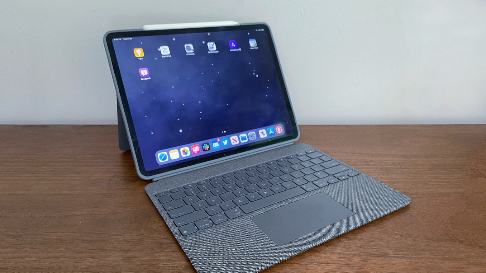 ekstra Afhængighed Landbrug Logitech Combo Touch review: Brilliant iPad Pro keyboard case