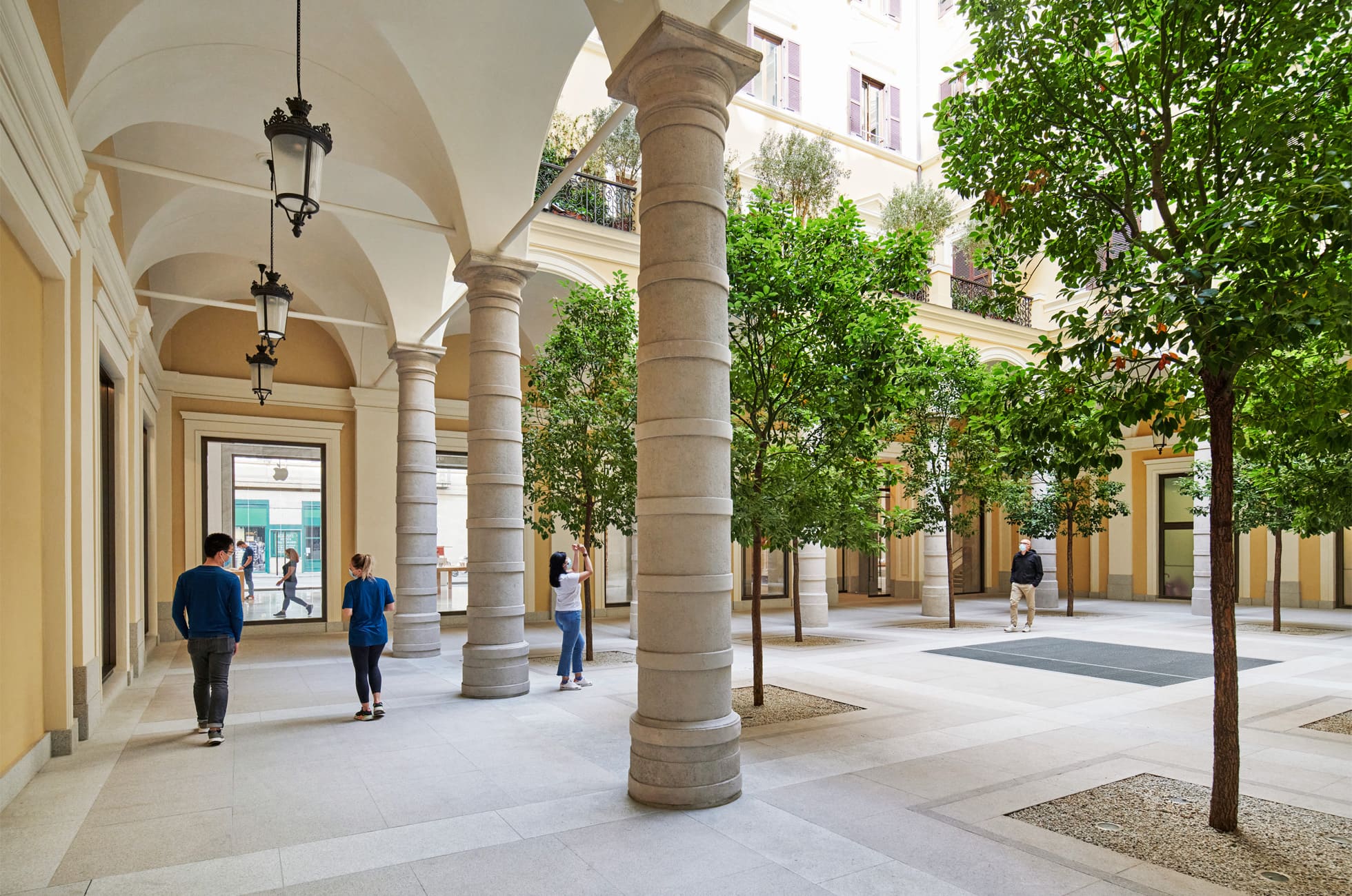 Courtyard at Apple Via del Corso Rome