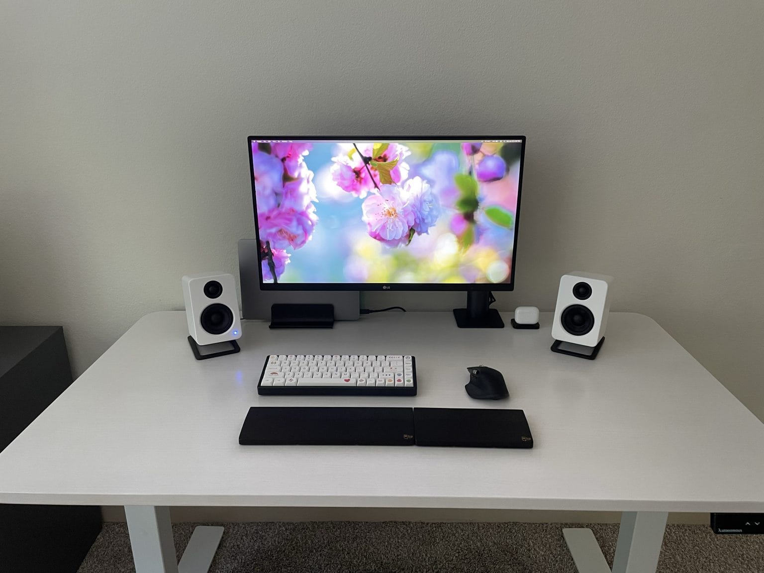 The laptop's not the only thing about this setup that feels light.