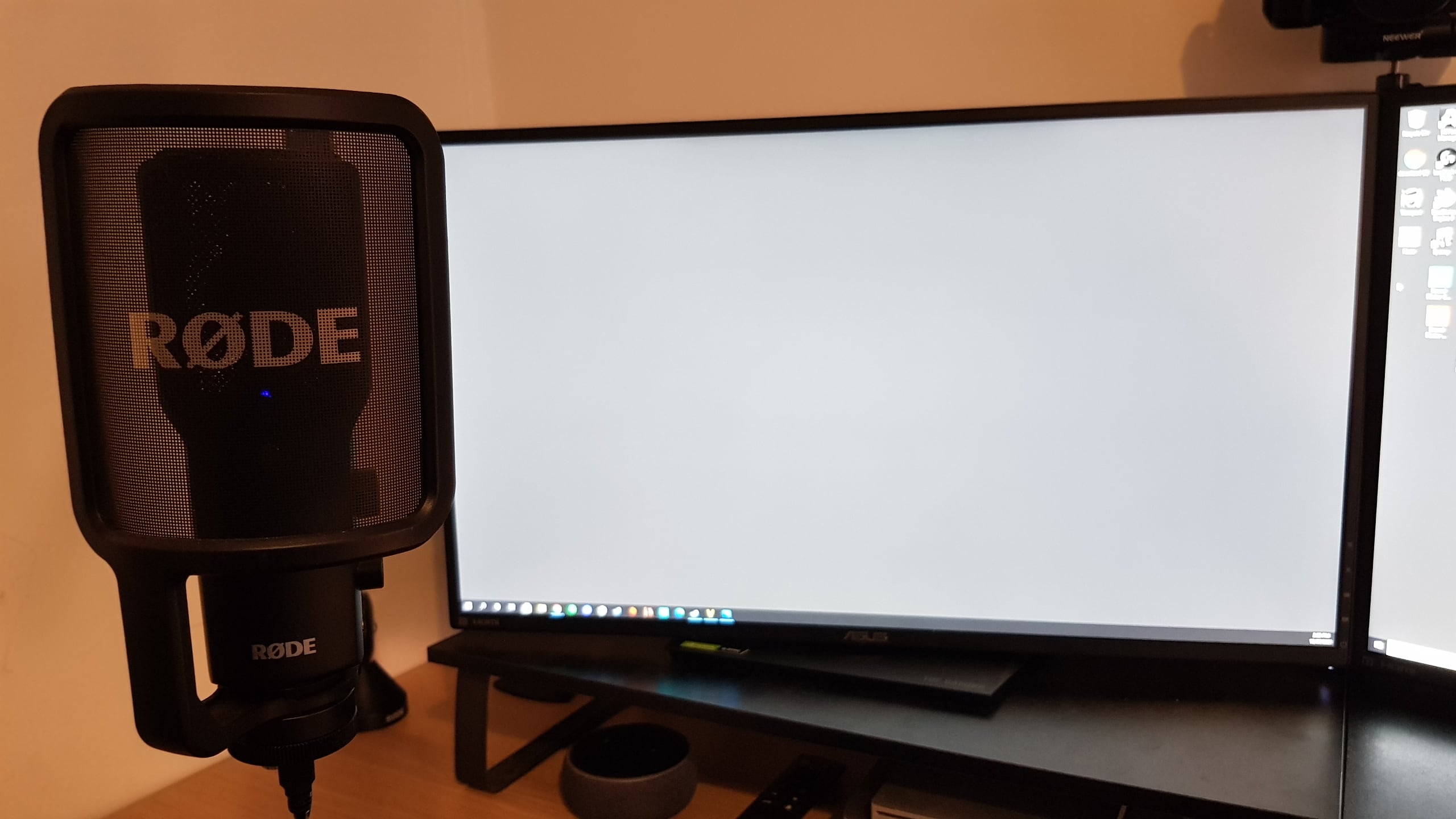 "This is sitting at the desk when using it...the mic doesn't interfere at all with viewing for the left screen, and is in perfect range," omgaporksword wrote.