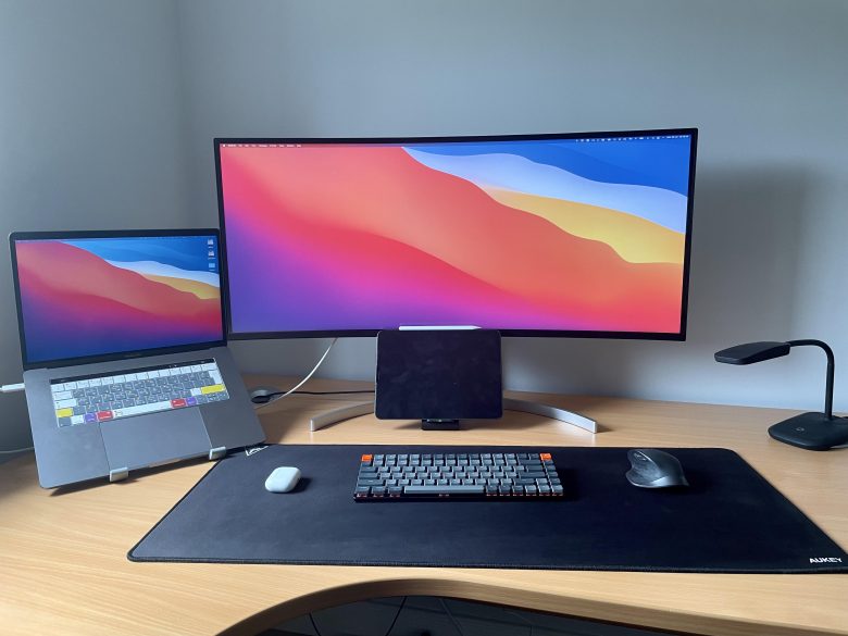 Note the cool-looking keyboard cover on the MaBook pro at left.