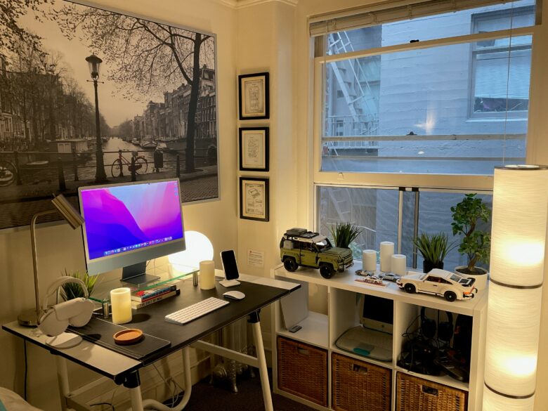 Spot the old iBook on the shelf to the right and The Cult of Mac hardcover under the display.