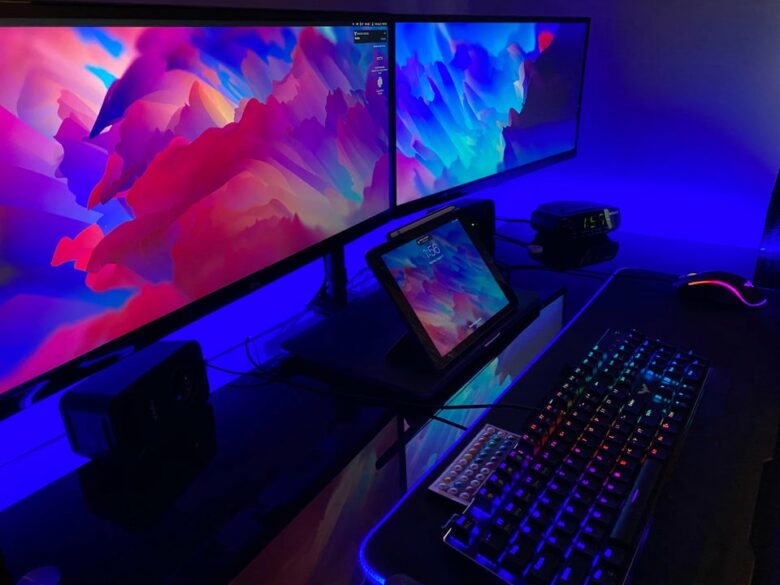 A pair of 25-inch ultrawide monitors and three other displays connect to an M1 MacBook Pro.