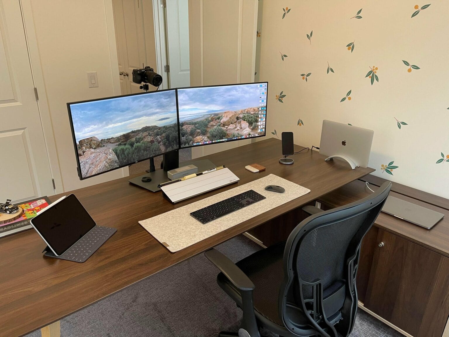 A dual display, dual MacBook Pro home office relies on built-in cable management.