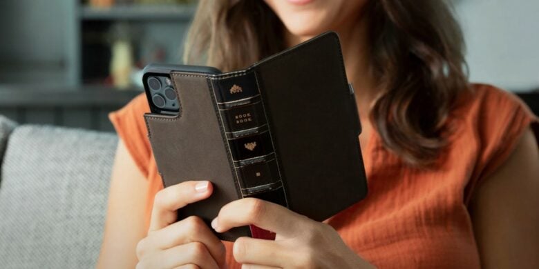 Is it a great read? No, it's an iPhone 13 and some credit cards.