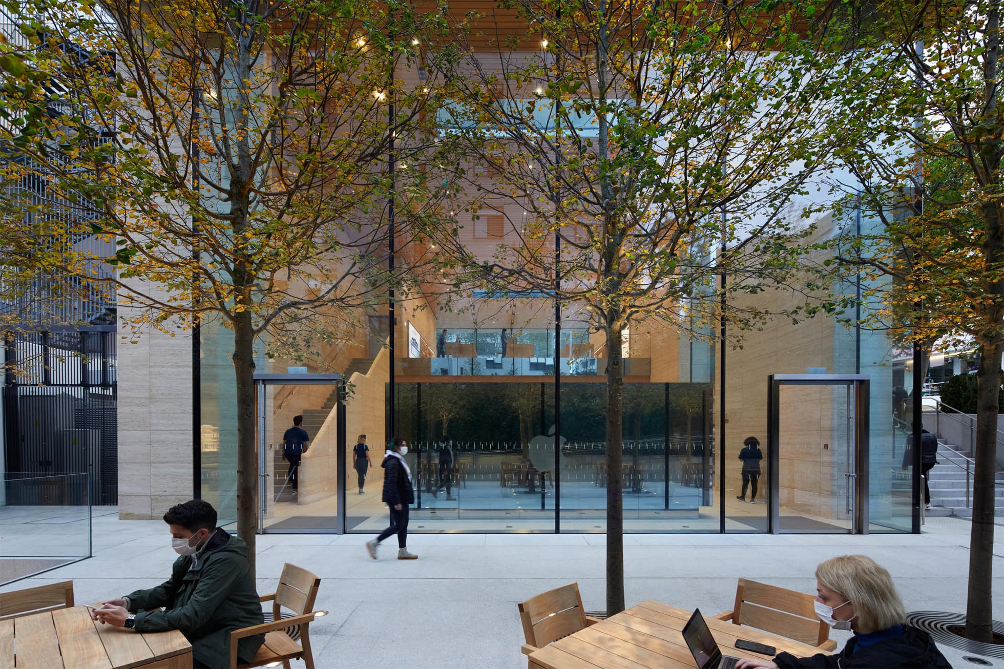Apple Bağdat Caddesi creates an urban oasis in the heart of the city, complete with a tree-filled garden.