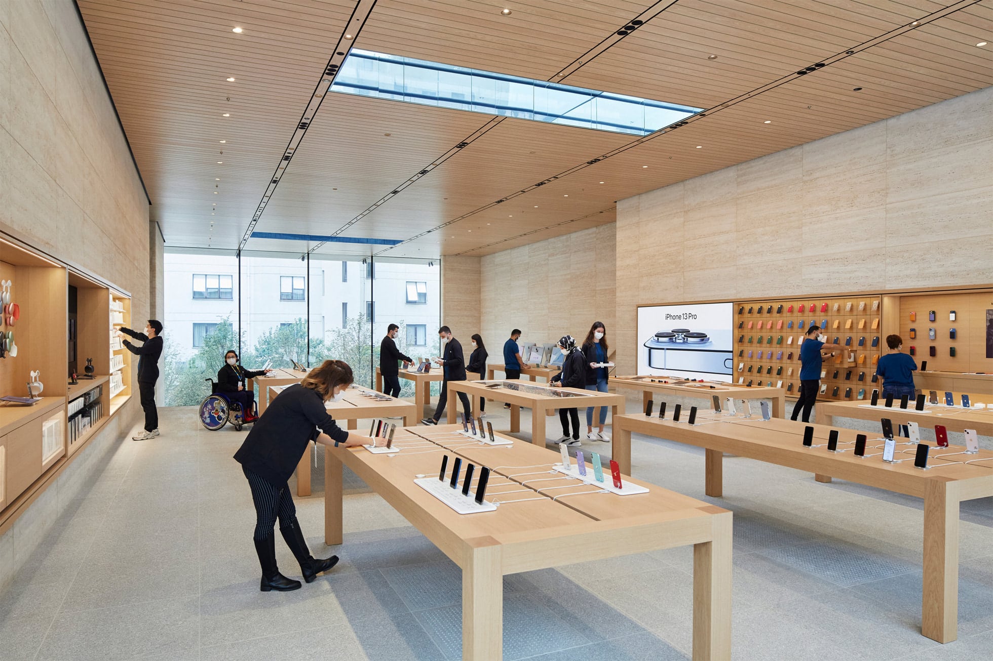 The upper level is flanked by avenues, where customers can explore Apple’s latest products and services.