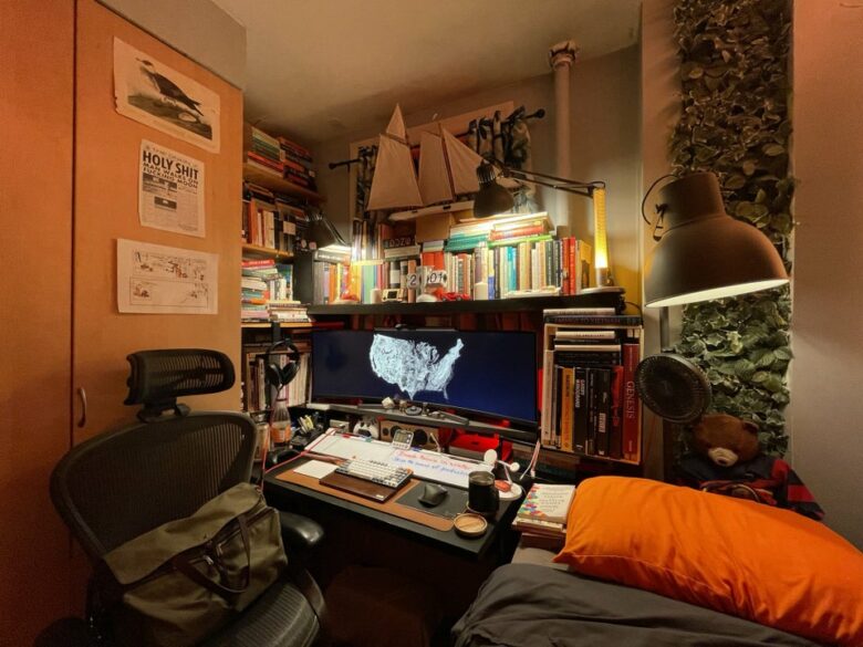 Setup VentureNarcissist-Reddit Sept 8 2021 Here's to a 'maximalist' setup in a minimal space.