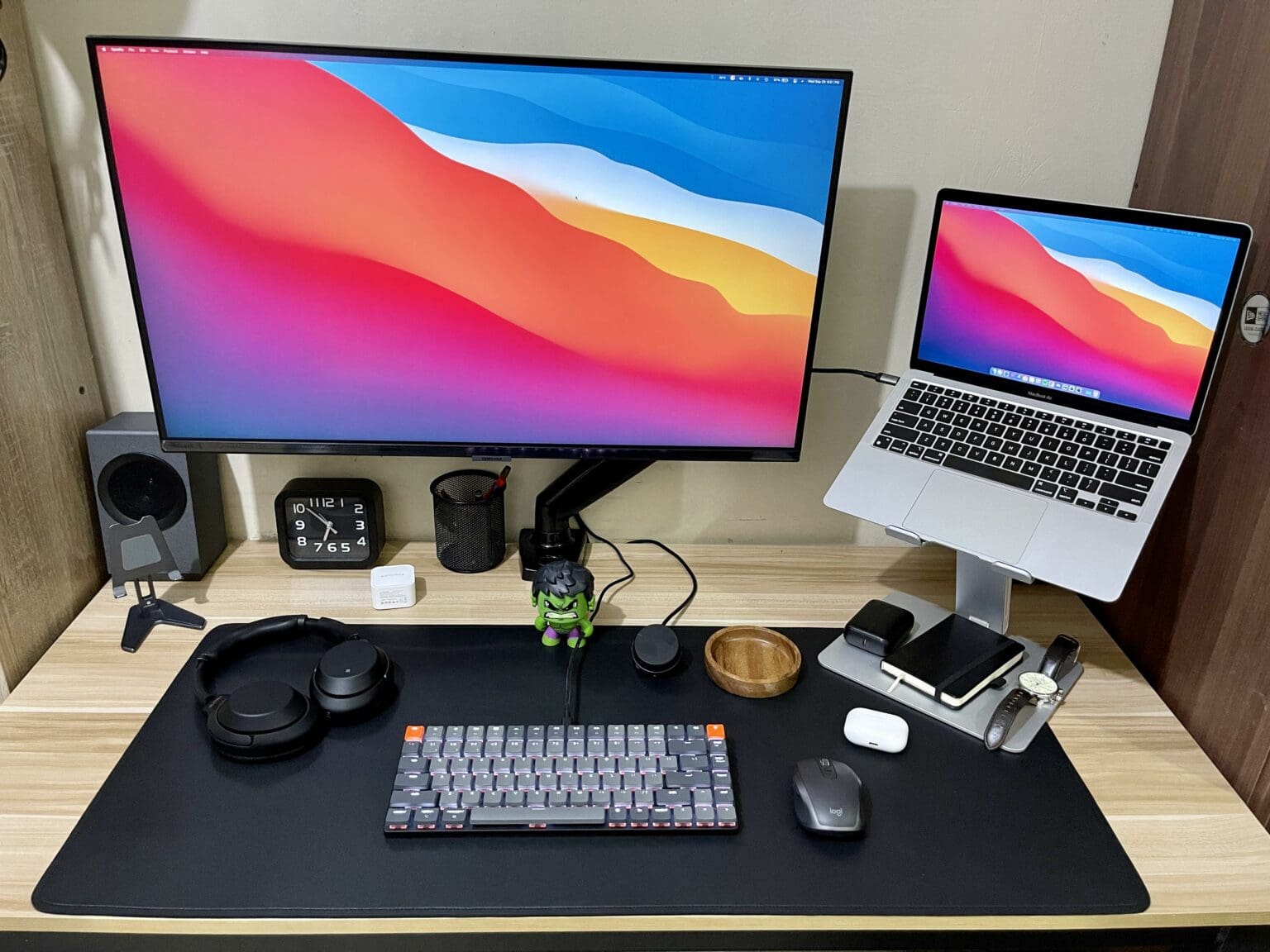 When you don't a big desk, stands for monitor and laptop are great space-savers.