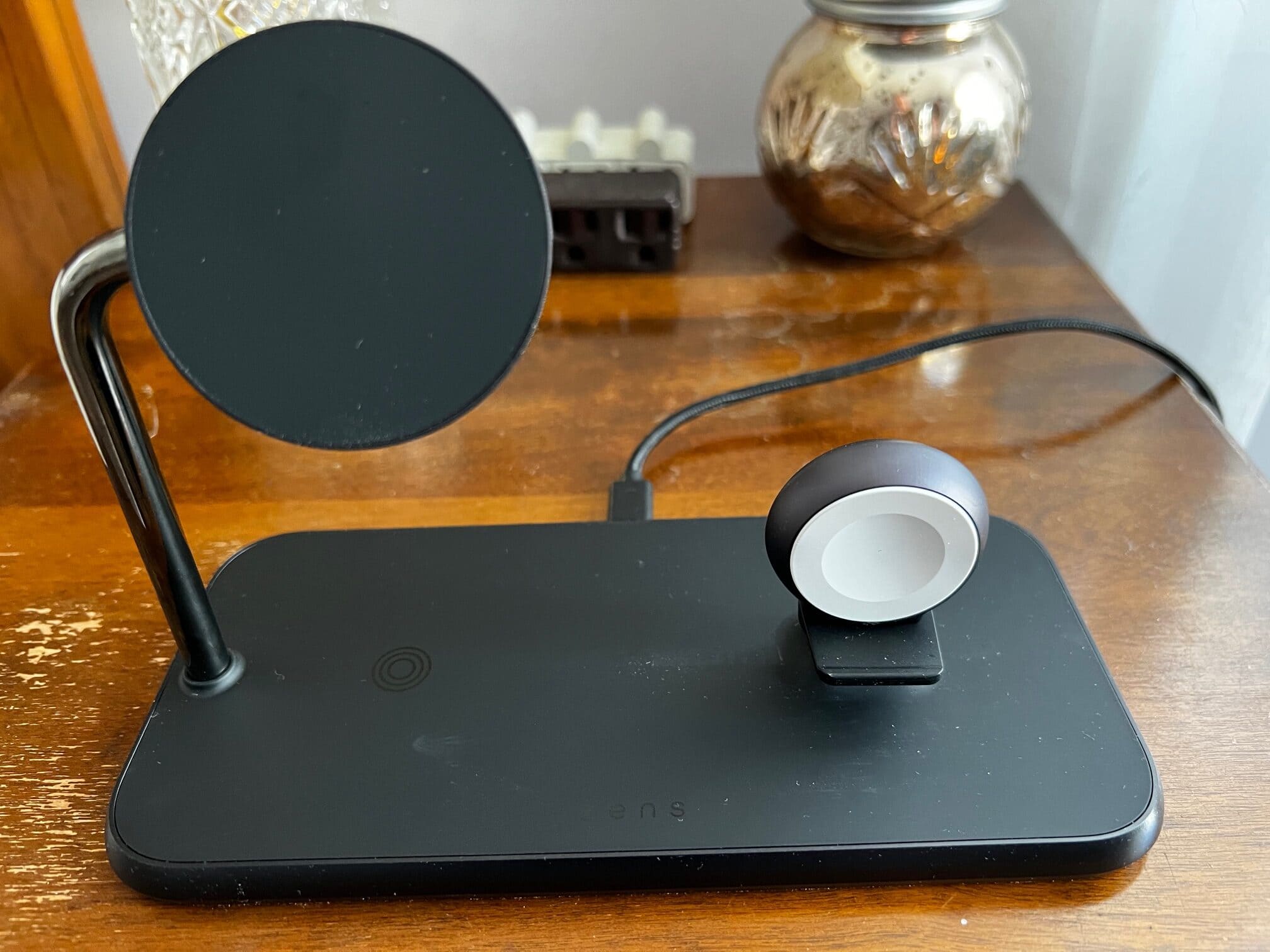 The aluminum build gives the Zens Magnetic + Watch Wireless Charger a sense of premium quality.