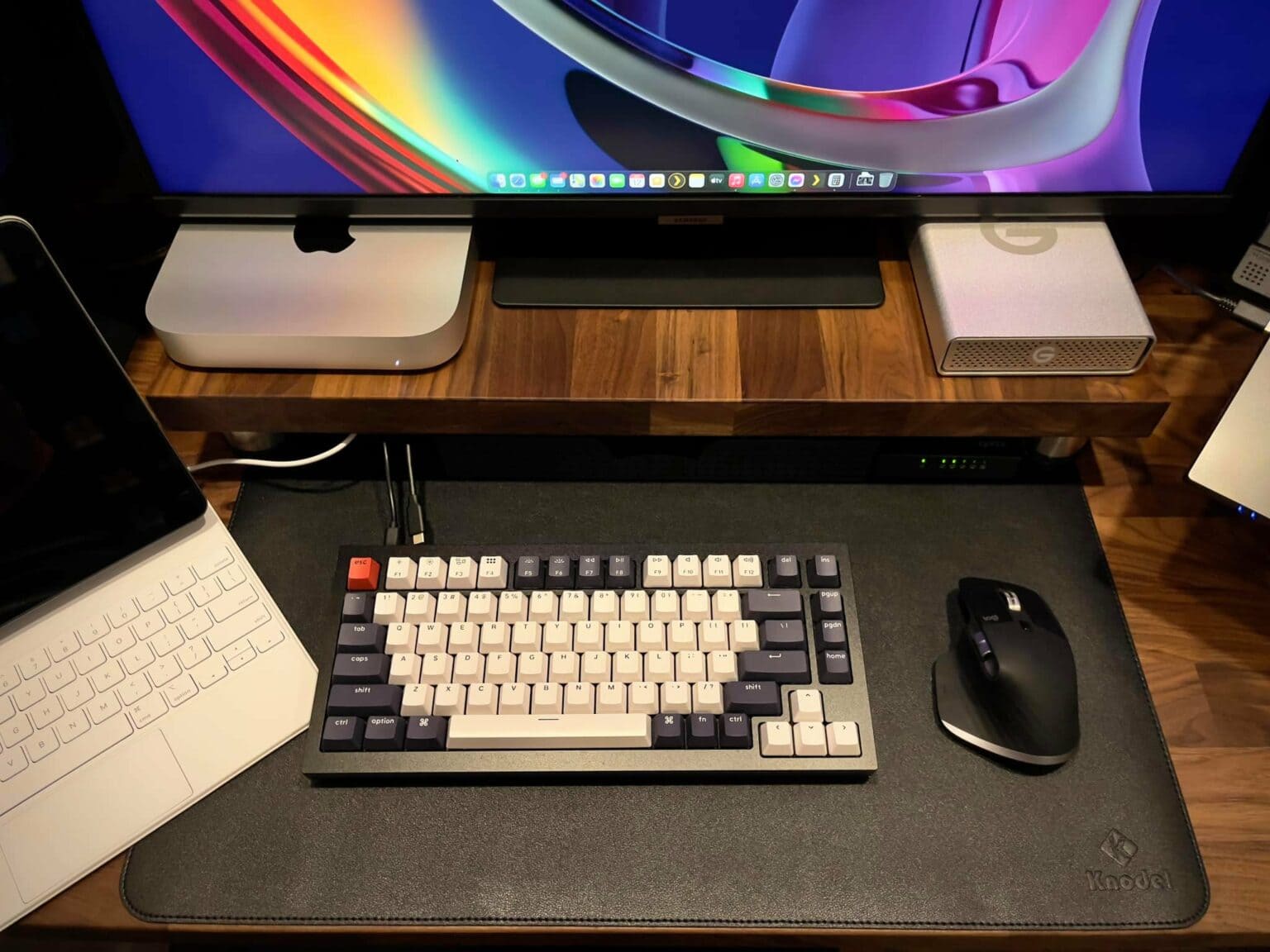 The M1 Mac mini is paired with a 32-inch Samsung 4K monitor, a Keychron Q1 mechanical keyboard and a Logitech MX Master 3 mouse.