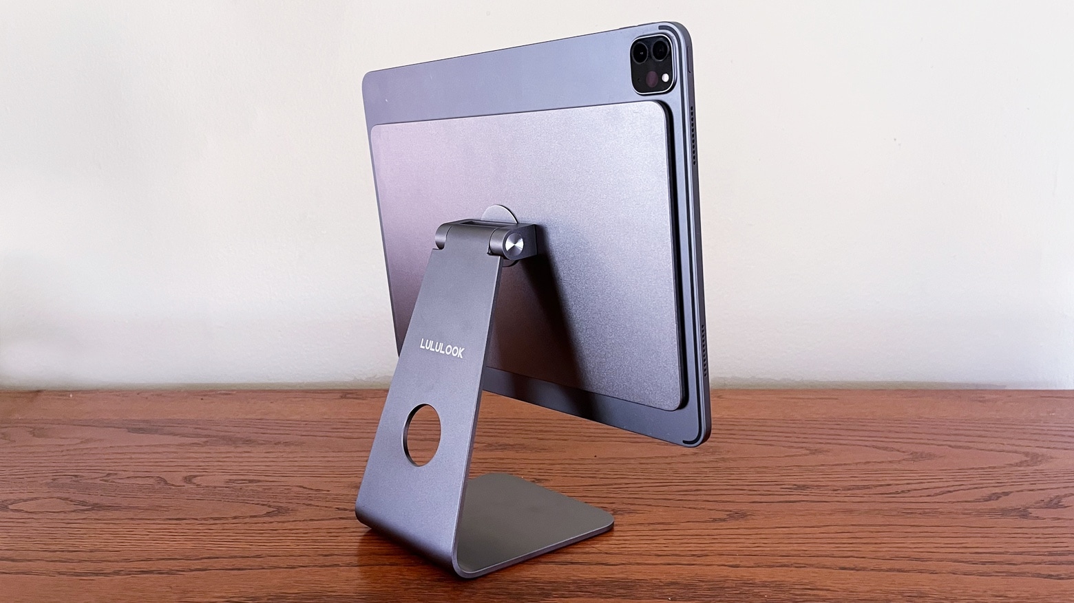 Lululook Urban Magnetic iPad Stand review: Turns tablet into iMac