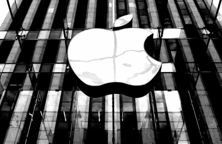 Warren Buffett's Berkshire Hathaway remains bullish on Apple.