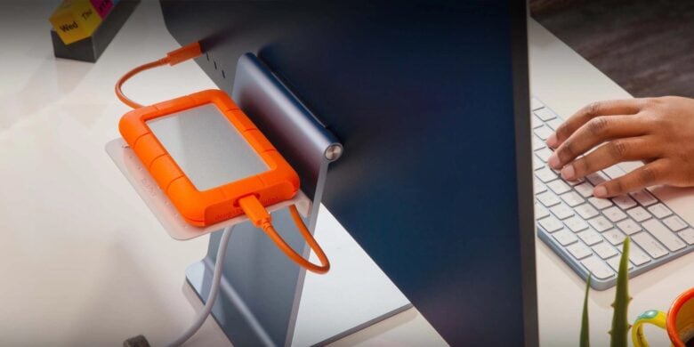 The Twelve South BackPack for 24-inch iMac is a handy storage rack for your Mac's back.