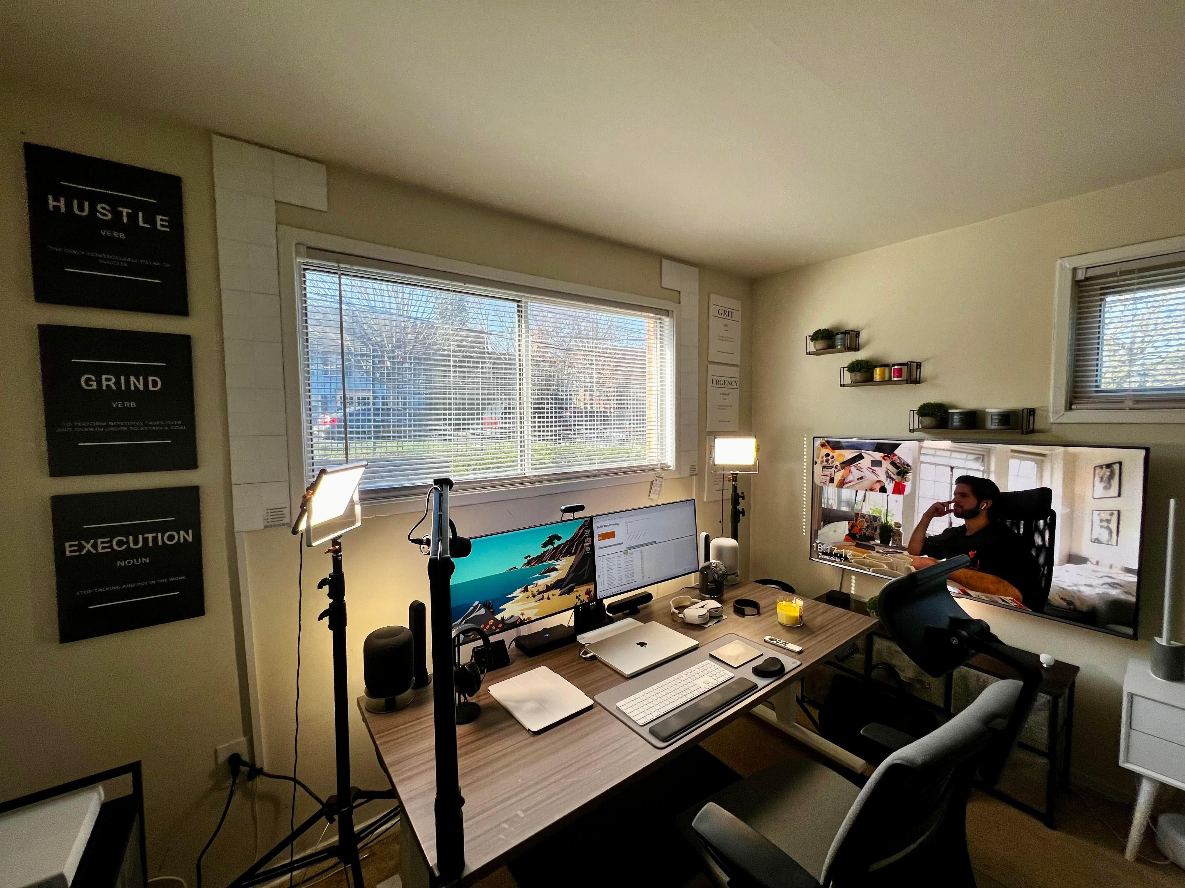 What do you make of the inspirational plaques on the walls around this M1 Max MacBook Pro-driven setup?