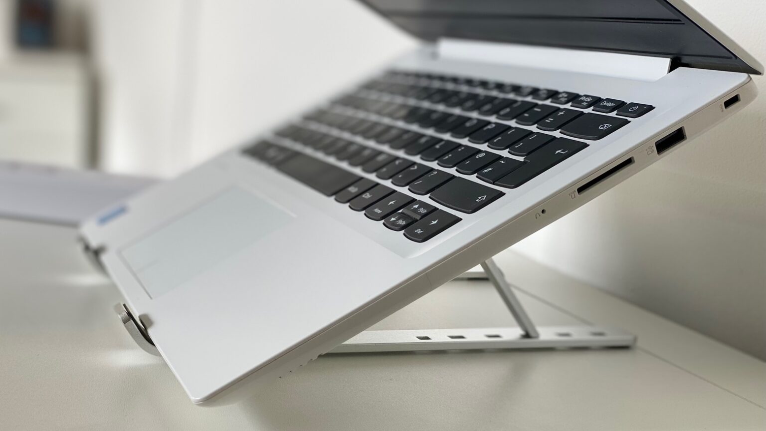 Sturdy folding stand makes MacBooks more ergonomic [Review]