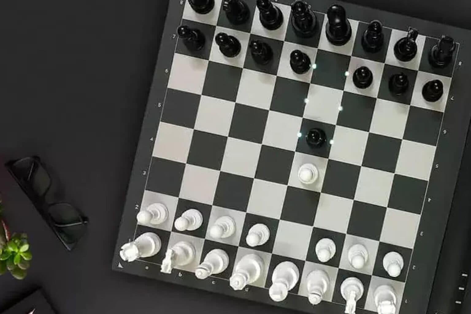 Play online or face-to-face with this e-Chessboard.