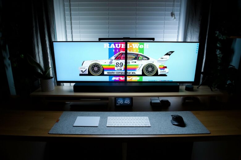 Look at that wallpaper! Oh, and there's also a computer setup.