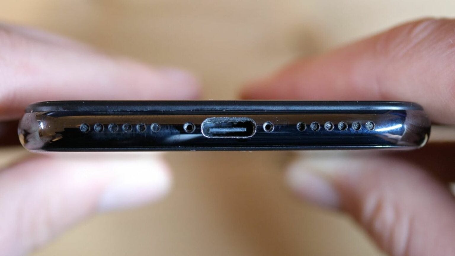 L'ingénieur en robotique Tom Pillonel a modifié son iPhone avec USB-C et l'a vendu pour 86 000 $ sur eBay.