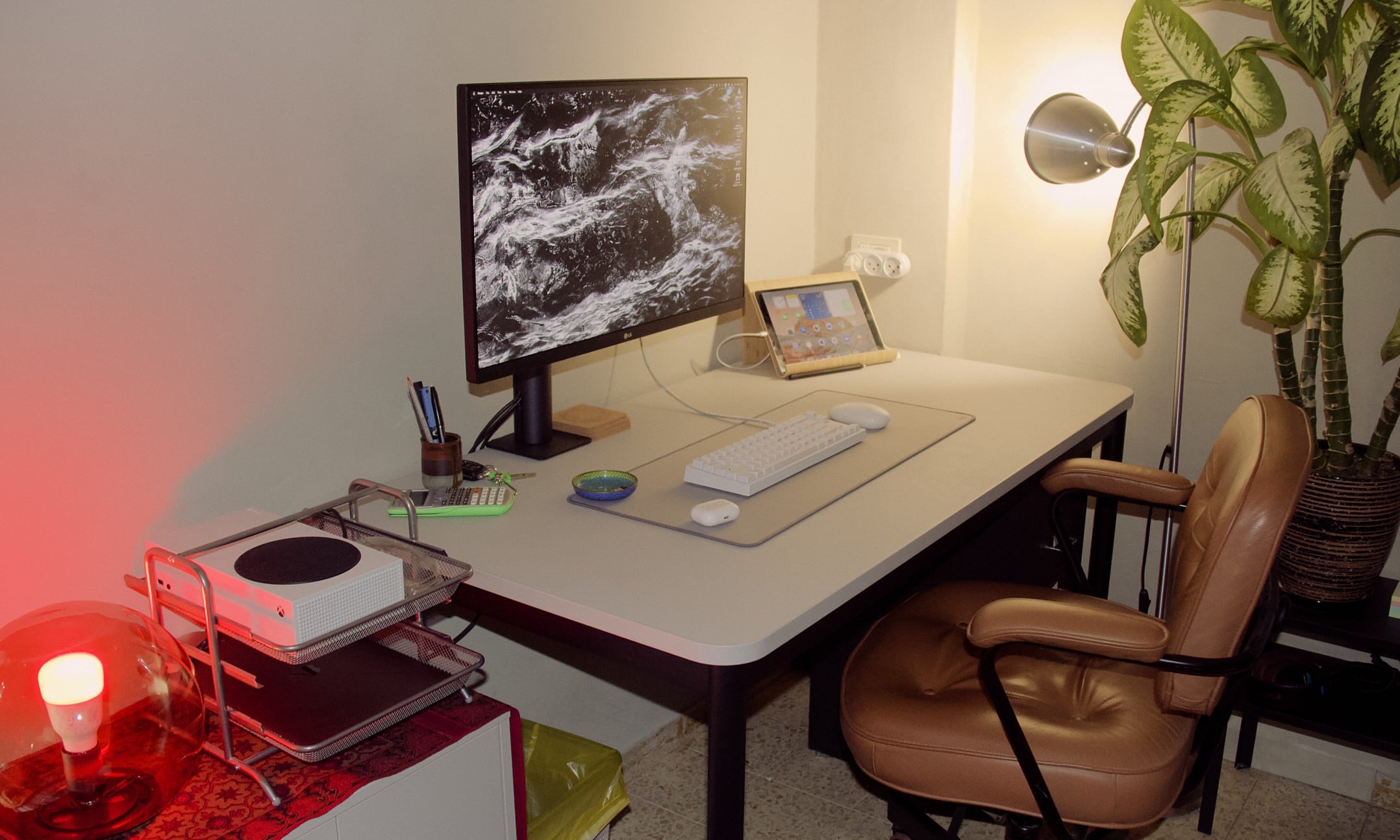 The Mighty Mouse and the Leopold mechanical keyboard in this MacBook Pro setup are both rarities.