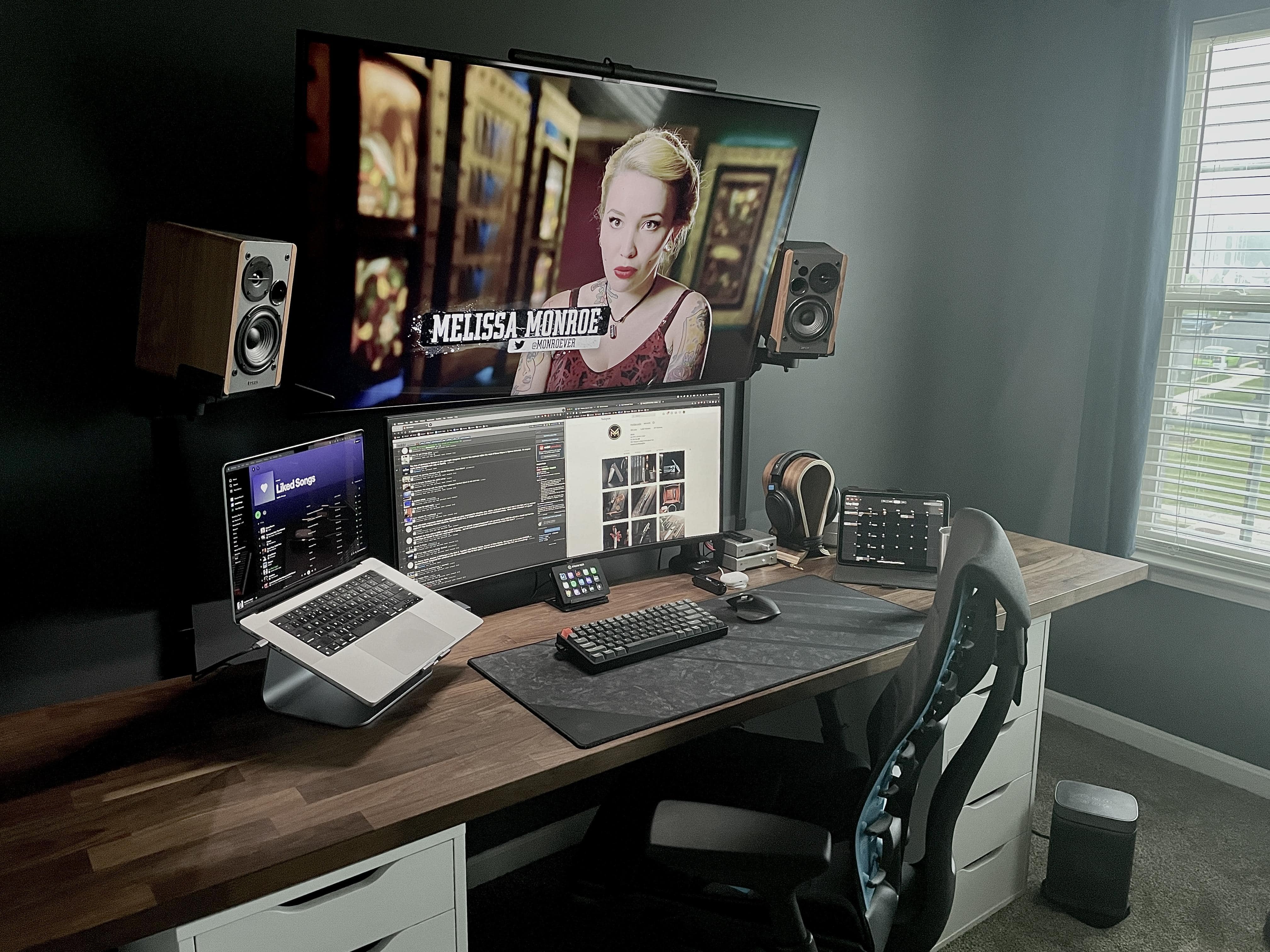 This M1 Pro MacBook rig runs with an ultra-wide display and a 50-inch TV.