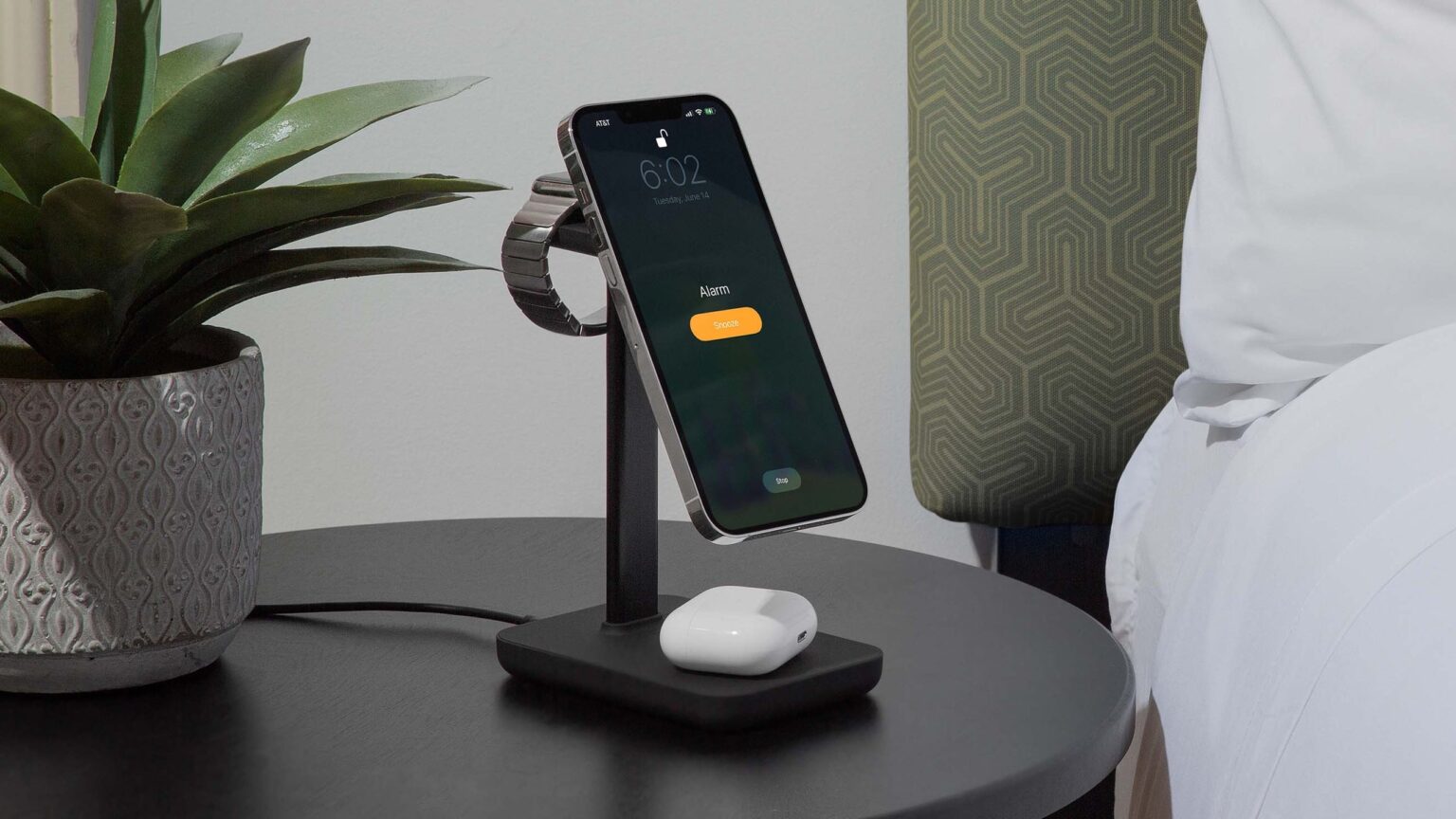 Twelve South HiRise 3 iPhone stand beautifully charges trio of Apple devices