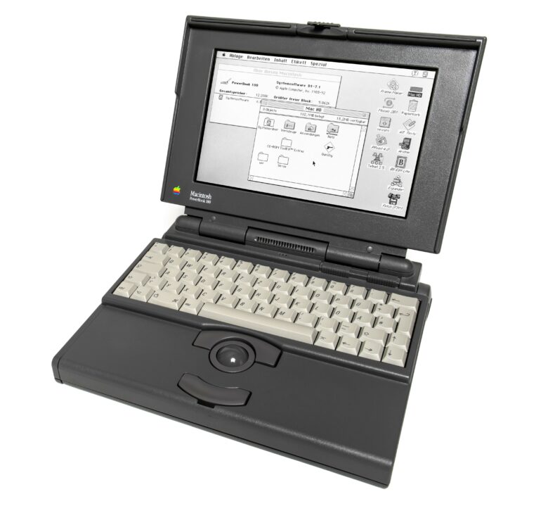 The PowerBook 180c came with a great color screen that offered a great upgrade over its predecessor, the PowerBook 180. The new model's battery life? Not so hot.