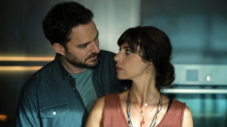 Resumen final de temporada de Now and Then: Marcos y Sofia (interpretados por Manolo Cardona y Maribel Verdú) rastrean una cinta incriminatoria.