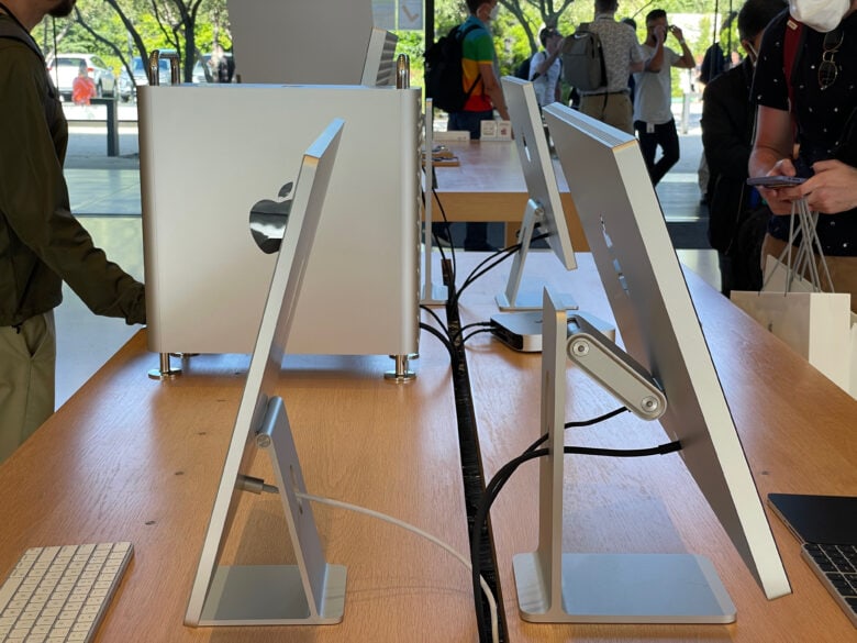 Comparison between the iMac (left) and Studio Display (height-adjustable stand in front, tilt stand to the rear).