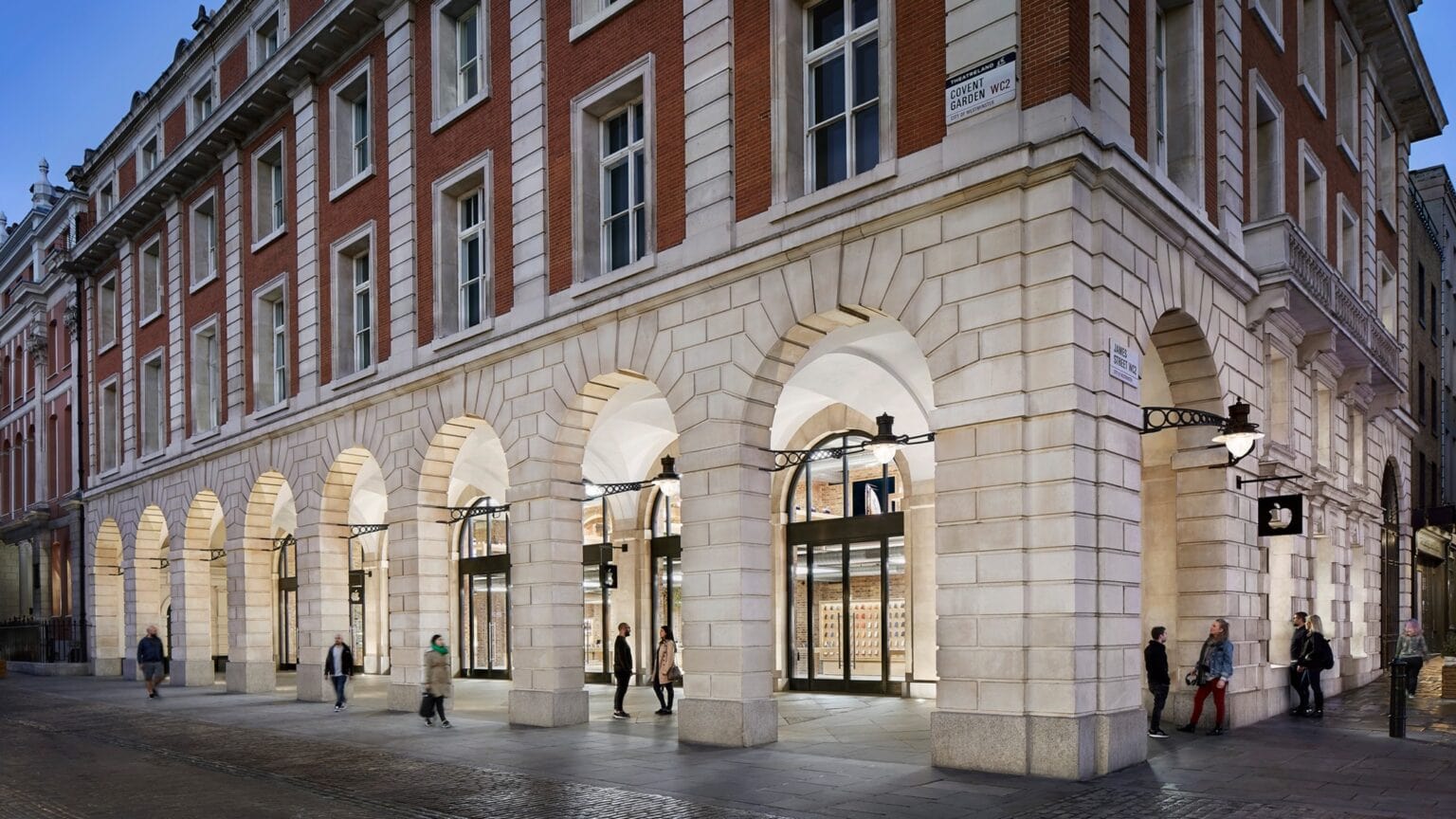Armed thieves rob London Apple store