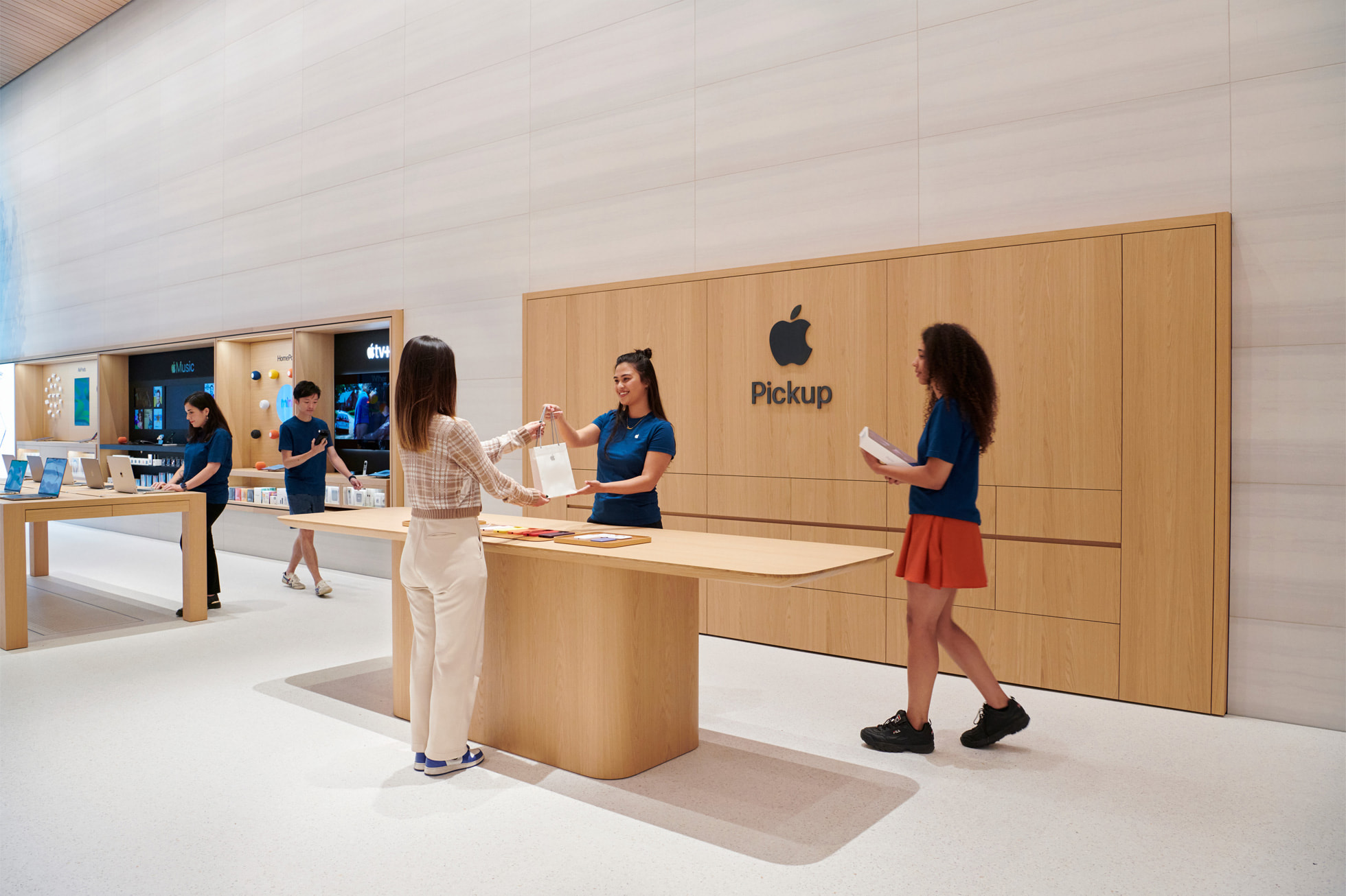 Apple Brompton Road is the first Apple store location in the UK with a dedicated Apple Pickup area.